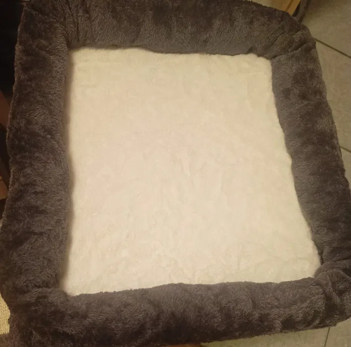 Kompaktowy szary drapak dla kota Aechonow z domkiem i legowiskiem o wysokości 40 cm