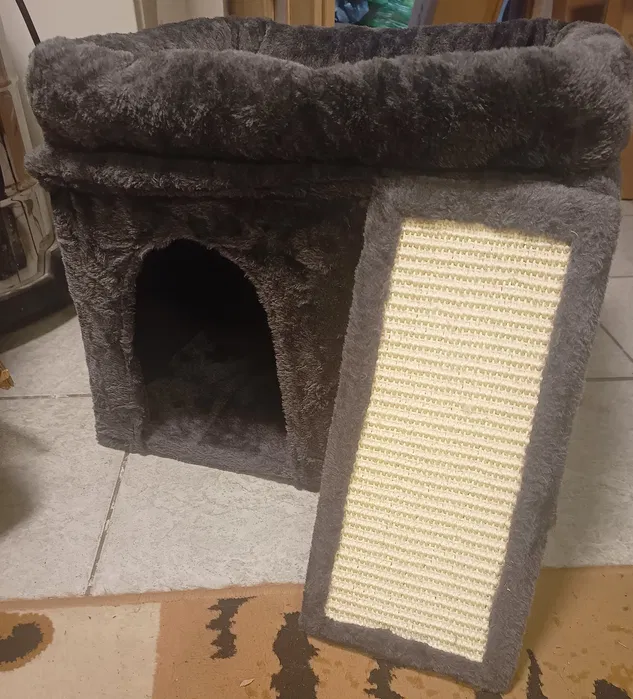 Kompaktowy szary drapak dla kota Aechonow z domkiem i legowiskiem o wysokości 40 cm