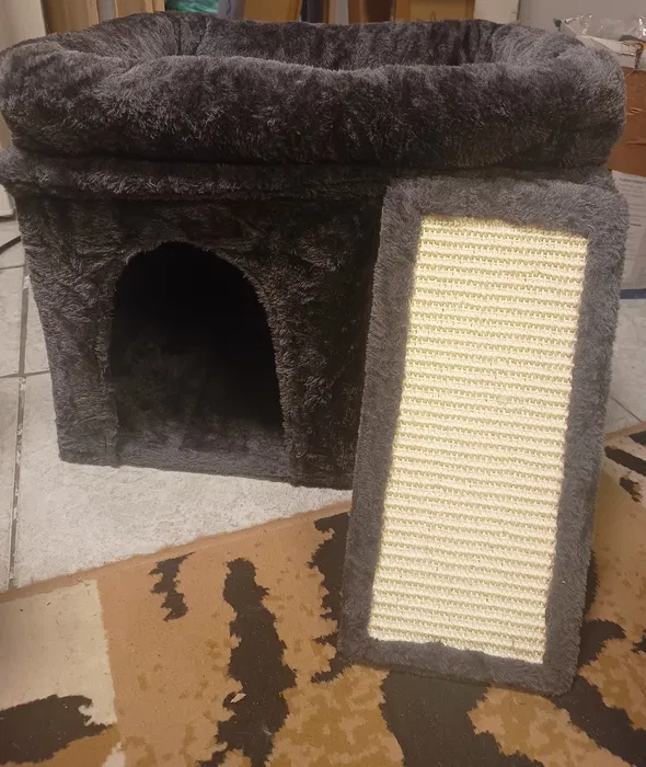 Kompaktowy szary drapak dla kota Aechonow z domkiem i legowiskiem o wysokości 40 cm