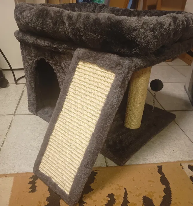 Kompaktowy szary drapak dla kota Aechonow z domkiem i legowiskiem o wysokości 40 cm