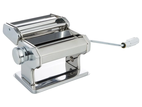 Biały karton z maszynką do makaronu Silvercrest Pasta Machine na drewnianym blacie