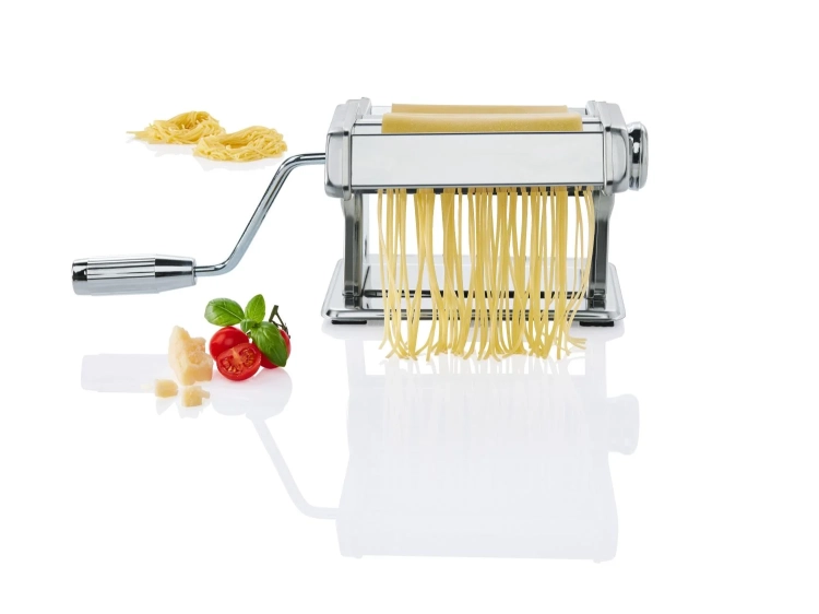 Biały karton z maszynką do makaronu Silvercrest Pasta Machine na drewnianym blacie