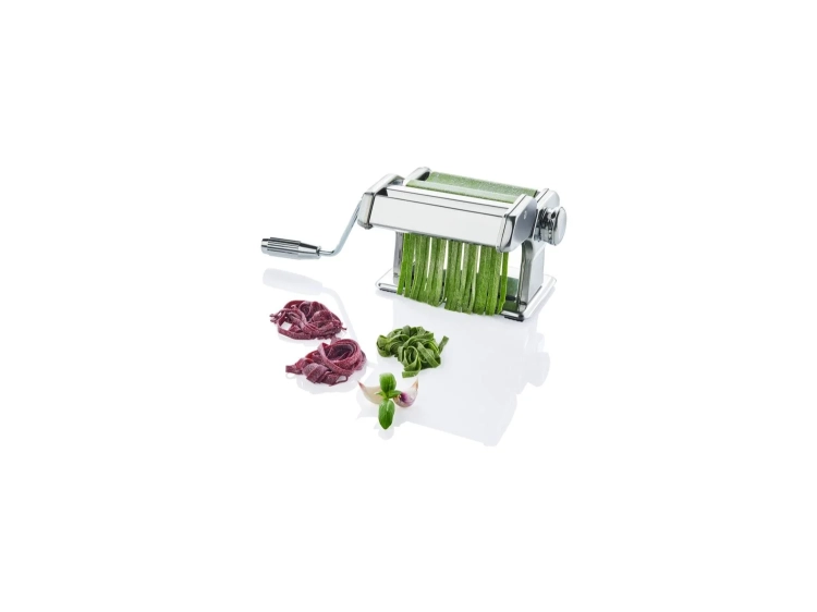 Biały karton z maszynką do makaronu Silvercrest Pasta Machine na drewnianym blacie