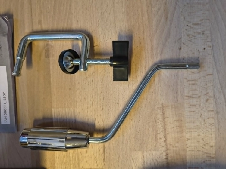 Biały karton z maszynką do makaronu Silvercrest Pasta Machine na drewnianym blacie