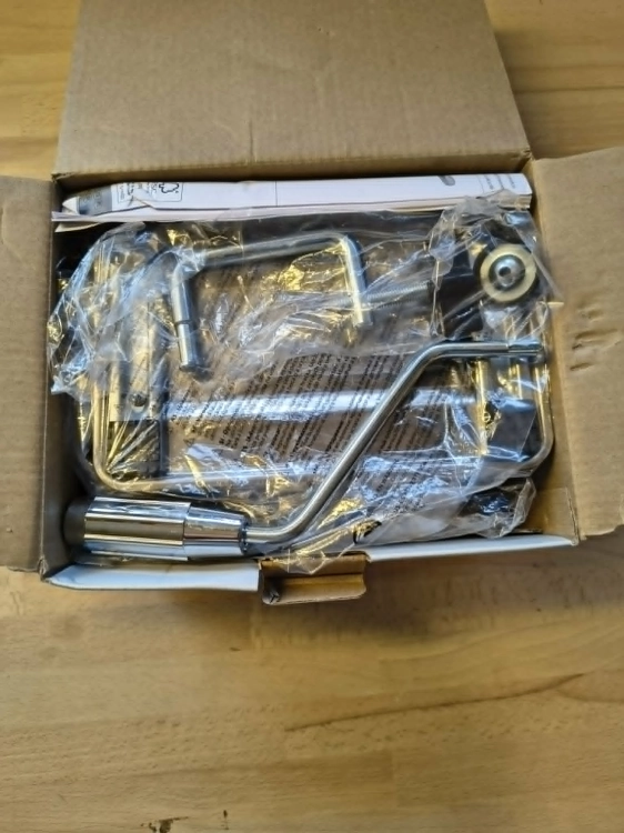 Biały karton z maszynką do makaronu Silvercrest Pasta Machine na drewnianym blacie