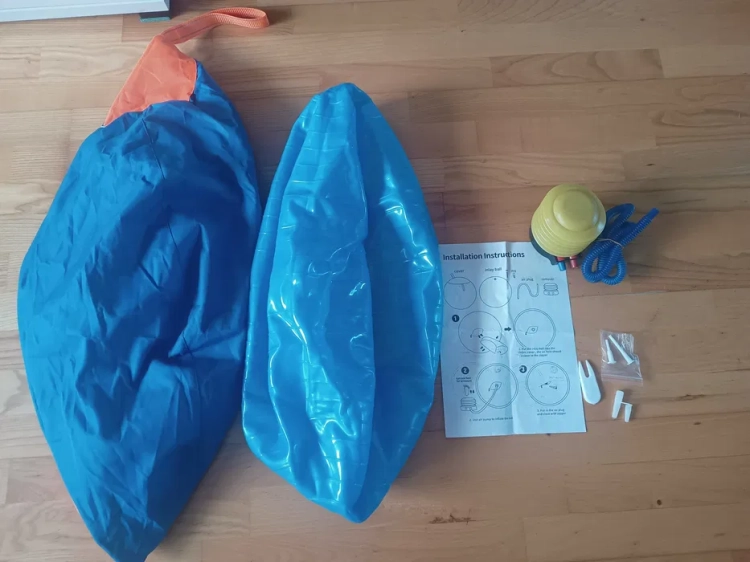 Niebieska piłka dla psa Herding Ball 65 cm w osłonie z żółtą pompką nożną