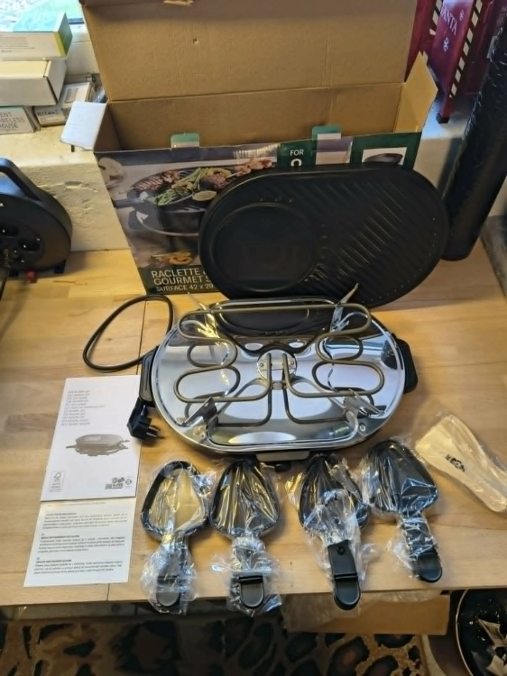 Zielono-biały oryginalny karton z grillem elektrycznym Raclette Gourmet Set 42x29 cm