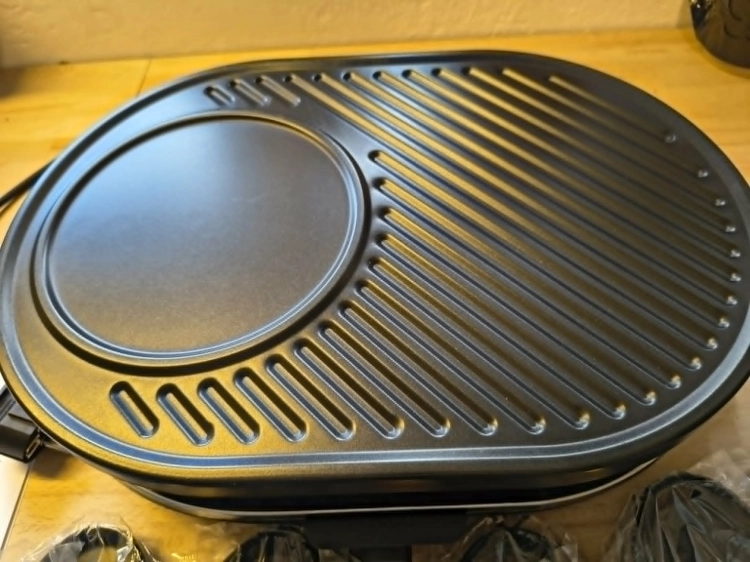 Zielono-biały oryginalny karton z grillem elektrycznym Raclette Gourmet Set 42x29 cm