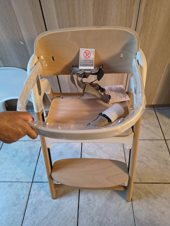Drewniane bukowym krzesełko do karmienia Momcozy DinerPal z białą tacą i pasami