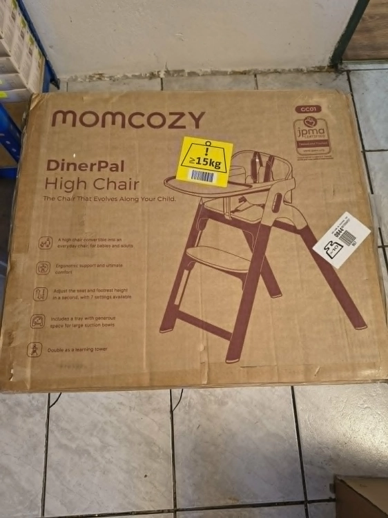 Drewniane bukowym krzesełko do karmienia Momcozy DinerPal z białą tacą i pasami