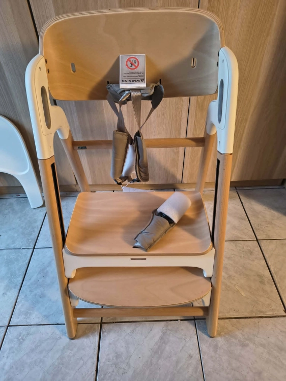 Drewniane bukowym krzesełko do karmienia Momcozy DinerPal z białą tacą i pasami