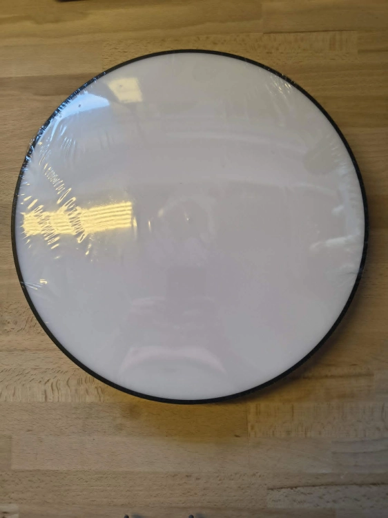 Czarna inteligentna lampa sufitowa LED plafon Smart Wi-Fi obok pilota i uszkodzonego kartonu