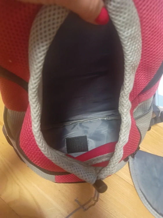 Czerwono-szary materiałowy plecak transportowy dla psa i kota rozmiar S z okrągłym otworem