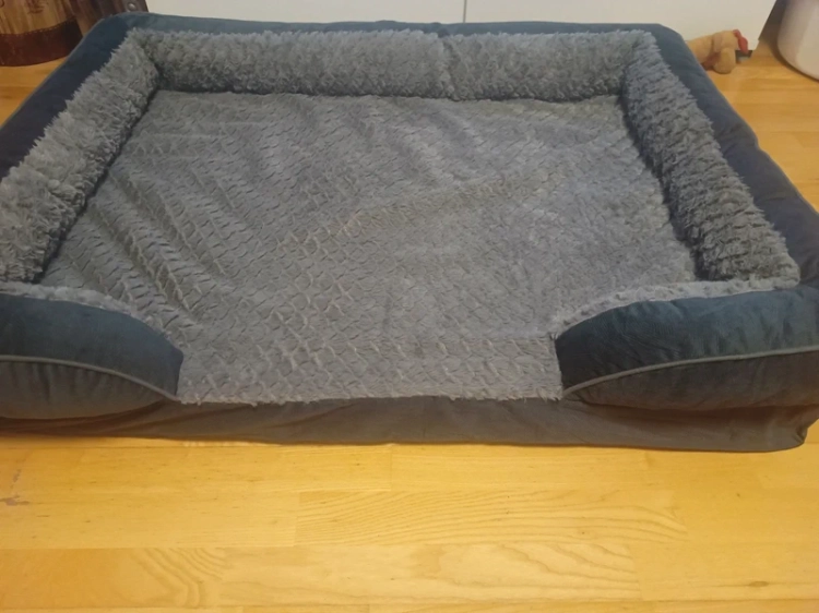 Duża grafitowo-szara ortopedyczna sofa legowisko dla psa XXL o wymiarach 114 na 85 cm