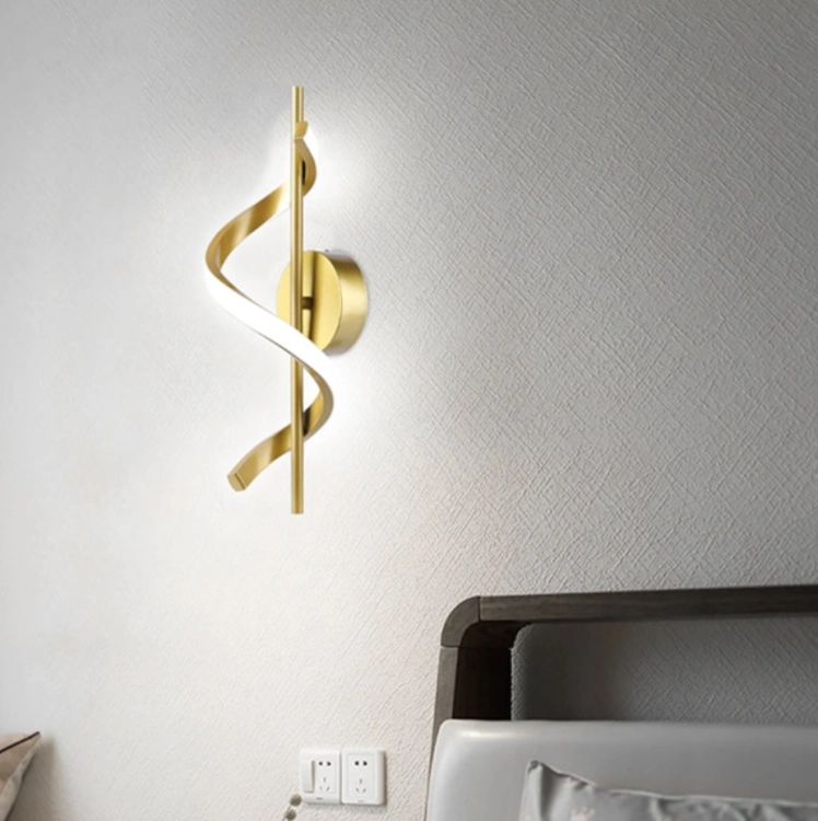 Nowoczesny złoty kinkiet ścienny LED o unikalnym spiralnym kształcie o wysokości 40 cm