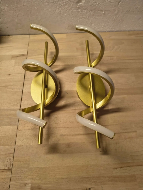 Nowoczesny złoty kinkiet ścienny LED o unikalnym spiralnym kształcie o wysokości 40 cm