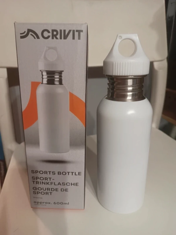 Srebrna sportowa butelka bidon ze stali nierdzewnej 600 ml z czarną nakrętką