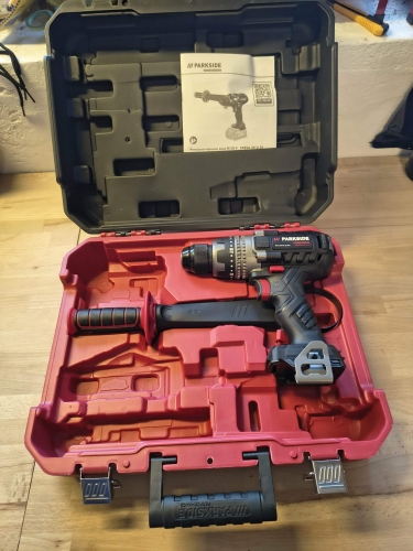 Czarna walizka z wkrętarką bezszczotkową Parkside Performance PPBSA 20-Li A1 150Nm