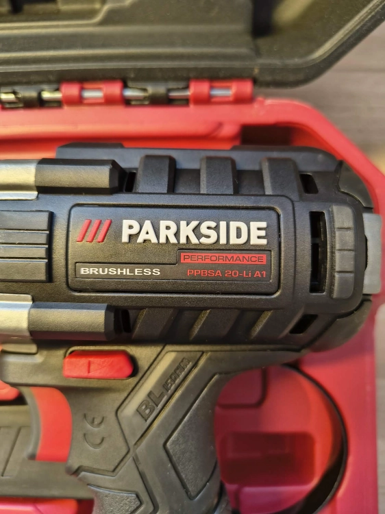 Czarna walizka z wkrętarką bezszczotkową Parkside Performance PPBSA 20-Li A1 150Nm