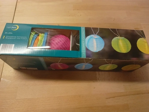 Turkusowy karton z łańcuchem świetlnym Light Zone 20 LED i grafiką lampionów