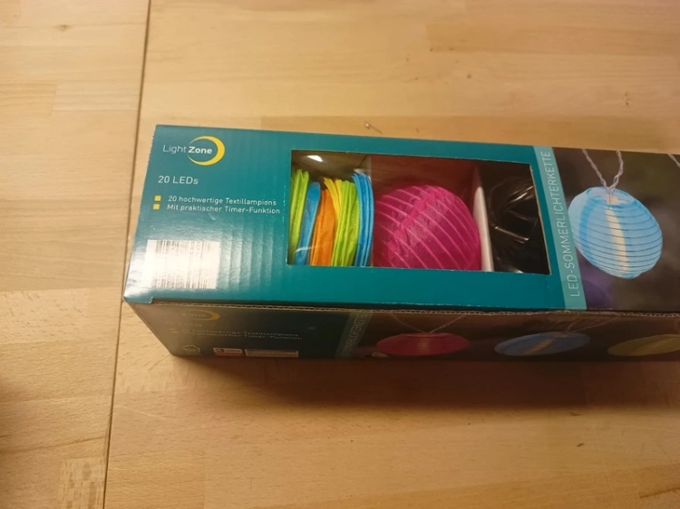 Turkusowy karton z łańcuchem świetlnym Light Zone 20 LED i grafiką lampionów