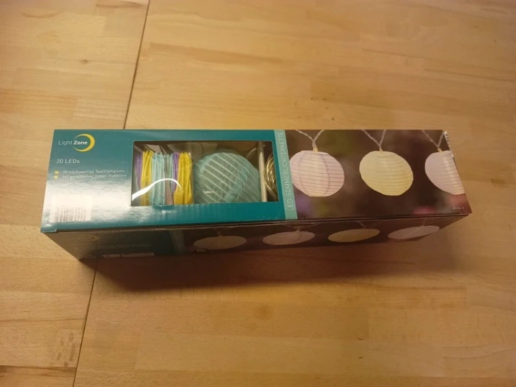 Turkusowy karton z łańcuchem świetlnym Light Zone 20 LED i grafiką pastelowych lampionów