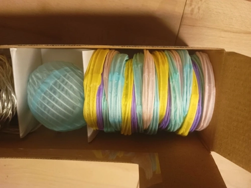 Turkusowy karton z łańcuchem świetlnym Light Zone 20 LED i grafiką pastelowych lampionów