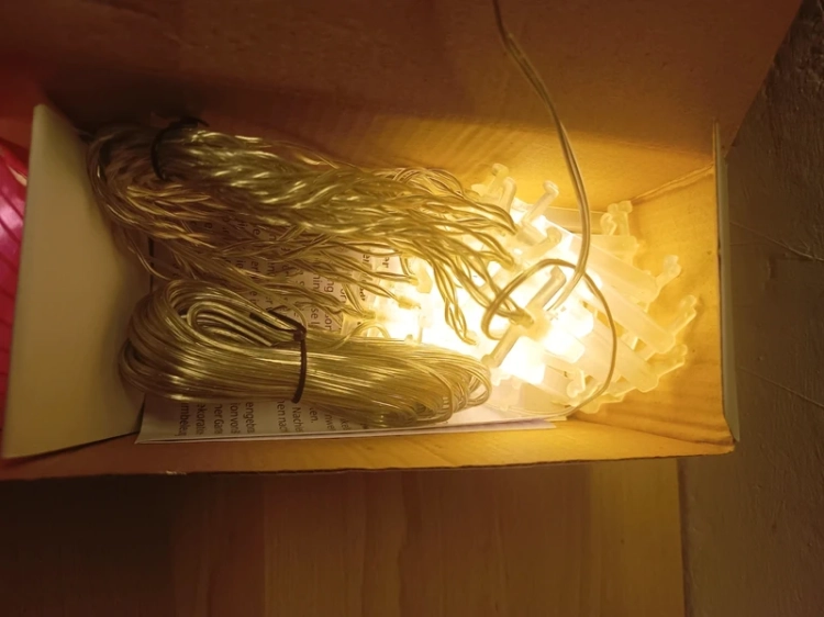 Turkusowy karton z łańcuchem świetlnym Light Zone 20 LED i grafiką pastelowych lampionów