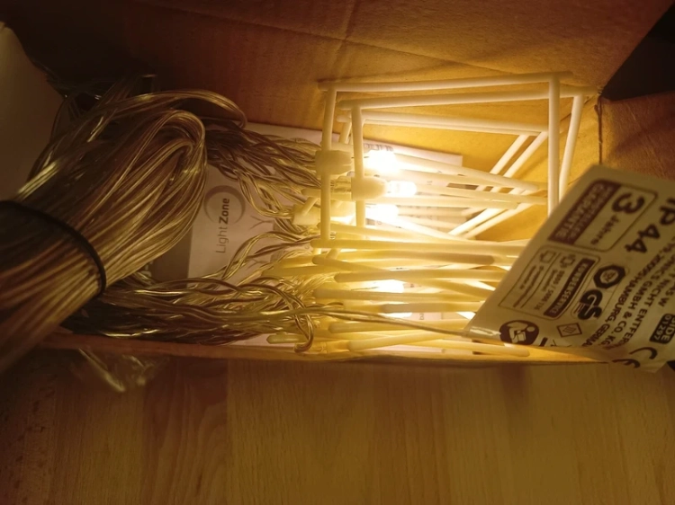 Turkusowy karton z łańcuchem świetlnym Light Zone 20 LED i grafiką lampionów w paski