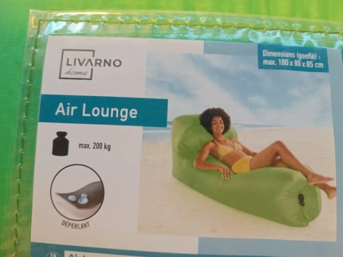 Etykieta produktowa z zieloną sofą dmuchaną Air Lounge LIVARNO home na plaży