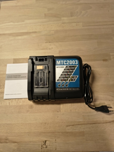 Czarna ładowarka procesorowa MTC2003 do baterii Makita obok papierowej instrukcji