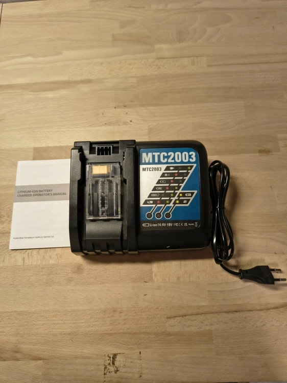 Czarna ładowarka procesorowa MTC2003 do baterii Makita obok papierowej instrukcji