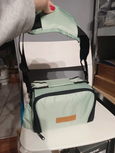 Miętowa materiałowa torba termiczna lunch box trzymana za górny szeroki pas