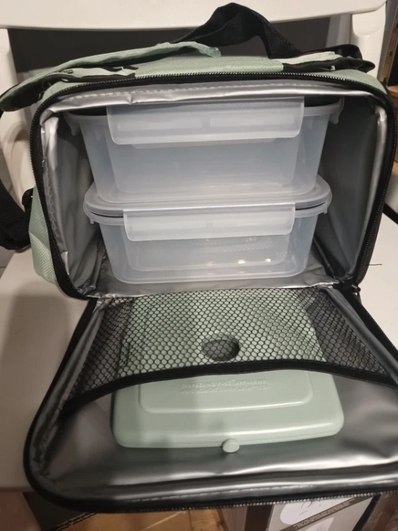 Miętowa materiałowa torba termiczna lunch box trzymana za górny szeroki pas