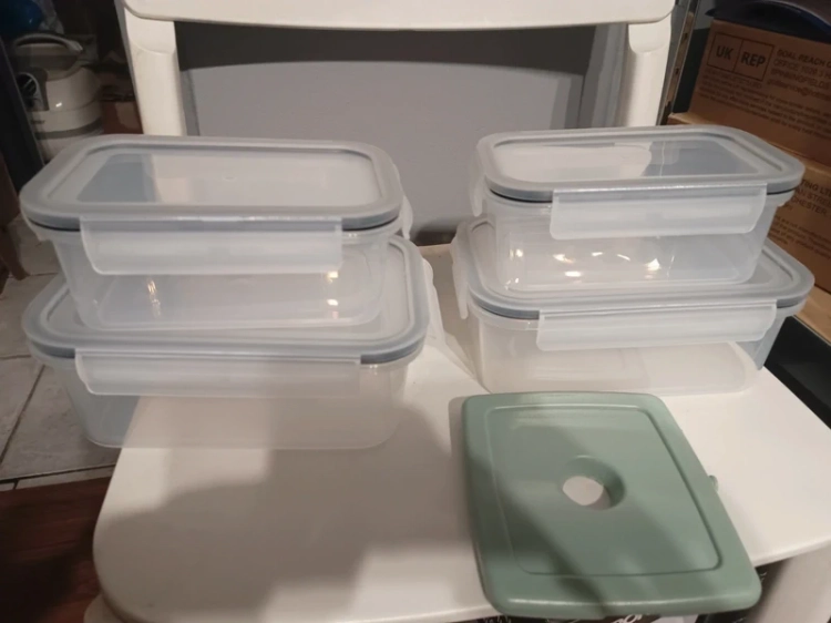Miętowa materiałowa torba termiczna lunch box trzymana za górny szeroki pas