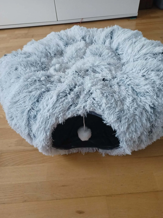 tunel-dla-kota-z-lozkiem-tunelowym-interaktywne-legowisko-szare-donut