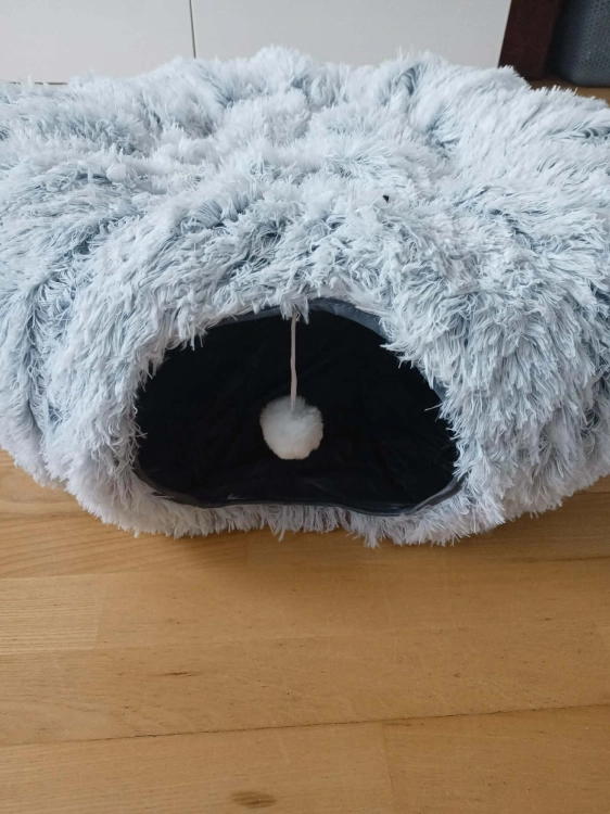 tunel-dla-kota-z-lozkiem-tunelowym-interaktywne-legowisko-szare-donut