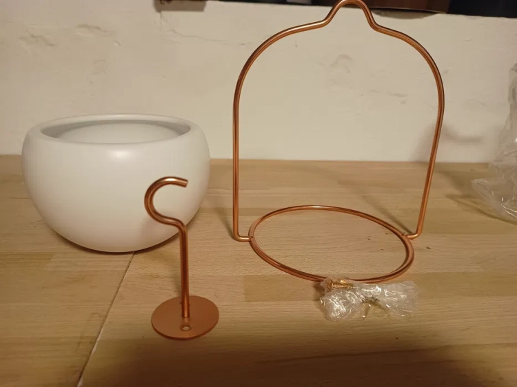 amazon-basics-doniczka-wiszaca-okragla-biala-miedziana-ceramika