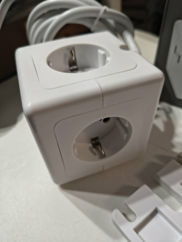 Biały rozdzielacz sieciowy kostka z gniazdami i ładowarką USB oraz podstawą montażową www.gem-ewa-mariusz.pl