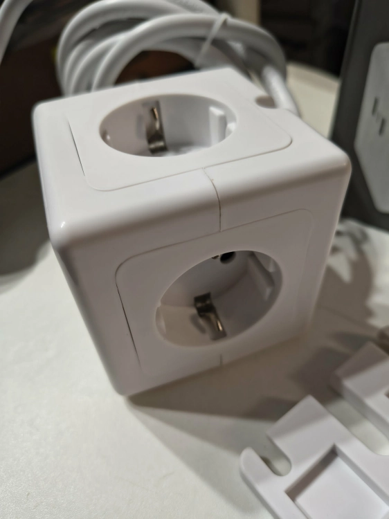 Biały rozdzielacz sieciowy kostka z gniazdami i ładowarką USB oraz podstawą montażową www.gem-ewa-mariusz.pl