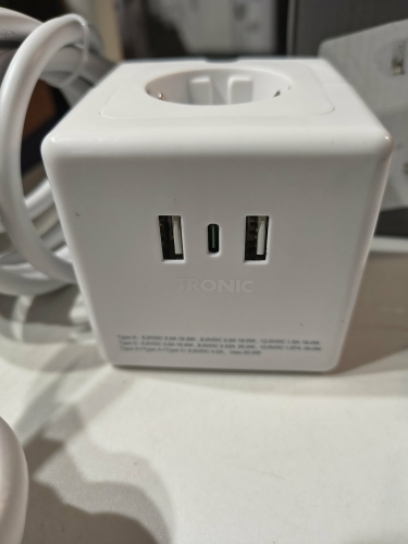 Biały rozdzielacz sieciowy kostka z gniazdami i ładowarką USB oraz podstawą montażową www.gem-ewa-mariusz.pl