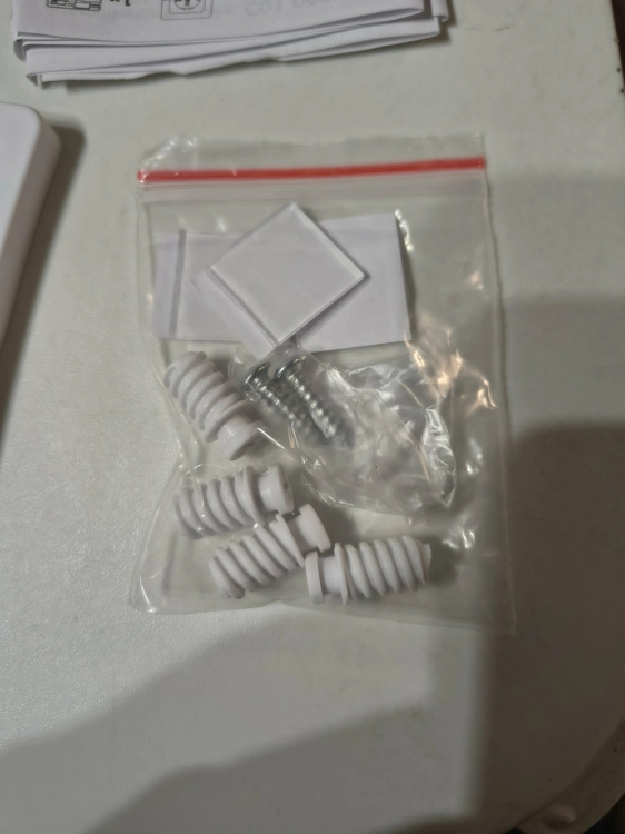 Biały rozdzielacz sieciowy kostka z gniazdami i ładowarką USB oraz podstawą montażową www.gem-ewa-mariusz.pl
