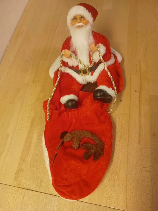 Buldog angielski w czerwonym świątecznym stroju z trójwymiarowym Mikołajem na plecach gem-ewa-mariusz.pl