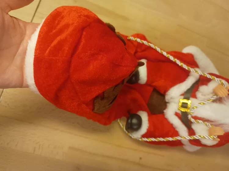 Buldog angielski w czerwonym świątecznym stroju z trójwymiarowym Mikołajem na plecach gem-ewa-mariusz.pl