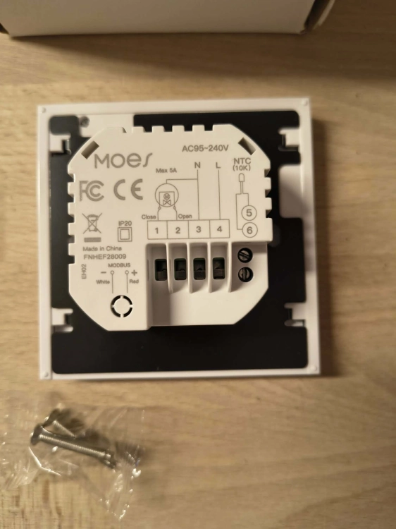 Oryginalne białe opakowanie inteligentnego termostatu MOES Smart Thermostat Wi-Fi Tuya gem-ewa-mariusz.pl