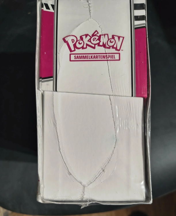 Oryginalnie zafoliowany zestaw kart kolekcjonerskich Pokémon Karmesin i Purpur Weisse Flammen Top Trainer Box wersja niemiecka gem-ewa-mariusz.pl