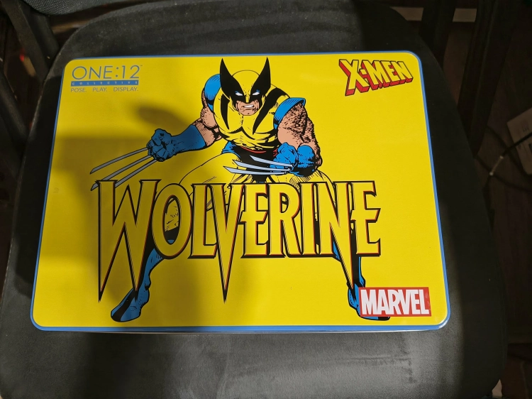 Żółto niebieskie metalowe pudełko figurki Mezco One dwanaście Collective Wolverine X-Men Marvel gem-ewa-mariusz.pl