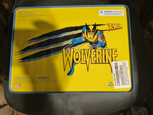 Żółto niebieskie metalowe pudełko figurki Mezco One dwanaście Collective Wolverine X-Men Marvel gem-ewa-mariusz.pl