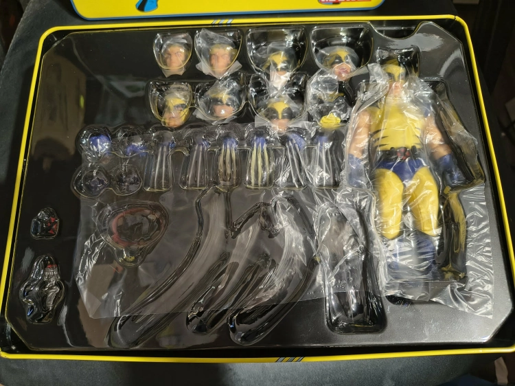 Żółto niebieskie metalowe pudełko figurki Mezco One dwanaście Collective Wolverine X-Men Marvel gem-ewa-mariusz.pl