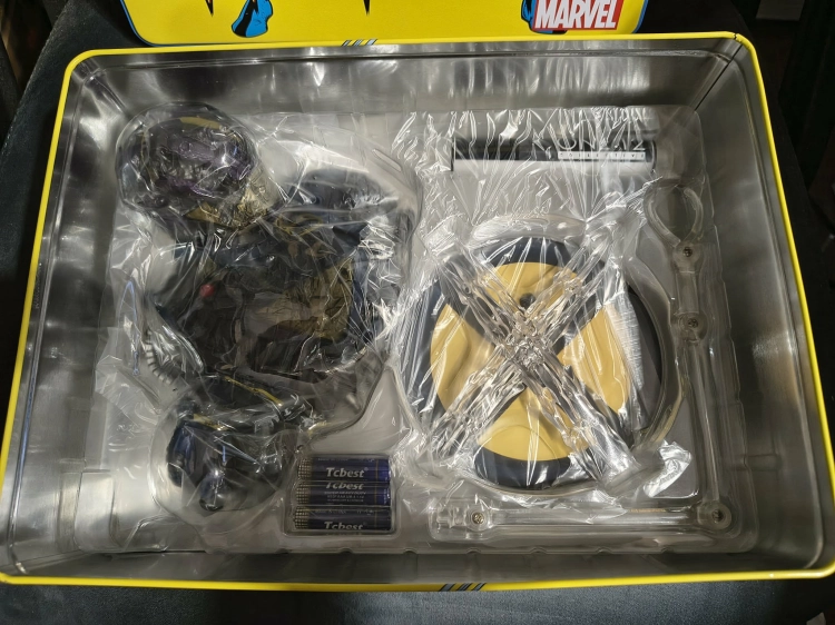 Żółto niebieskie metalowe pudełko figurki Mezco One dwanaście Collective Wolverine X-Men Marvel gem-ewa-mariusz.pl